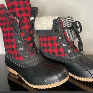 DUCK BOOTS SNAZZY RED & BLACK PLAID MAURICES 7.5 LADIES